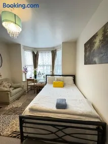 Big Private Room In Town Centre - Image 2