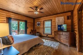 Secluded Getaway- 10 Mins to Blue Ridge Parkway, Sleeps 8, Hot Tub, Fire Pit - Image 2