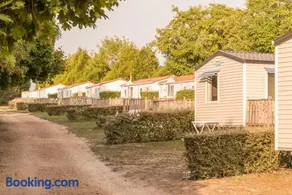Camping le Petit Trianon de Saint Ustre - Image 1