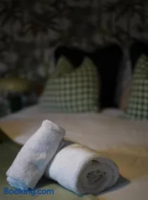 The Linden Lodge, near Cathedral, free parking - Image 2