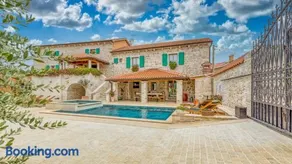 Rustic villa Kata with outdoor pool in Sveti Lovrec - Image 1