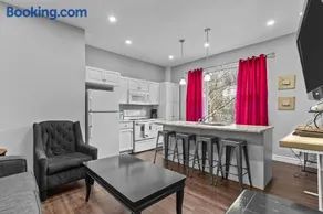 Modern 2BR W&D Wi-Fi Parking - Image 1