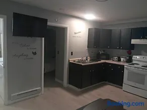 Cosy single-level home with laundry and parking - Image 2