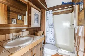Charming Blue Ridge Cabin with Jacuzzi and Mountain Views-Cabin 2 - Image 4