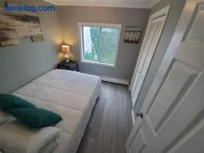 Beachy Bay Breeze Bungalow 2BR with parking and close to many amenities. - Image 5