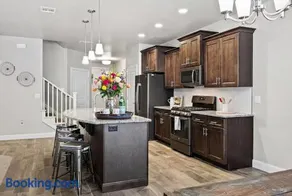 Perfect Family Getaway with Pool, Lazy River & Gym - Image 4