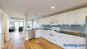 Sea Colony Ocean 5th floor condo with gym tennis court & balcony - Image 1