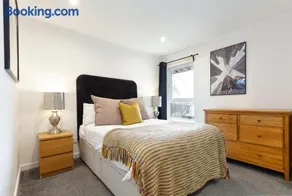 Modern 2 bed BroomPark/Central apt. with Parking - Image 4
