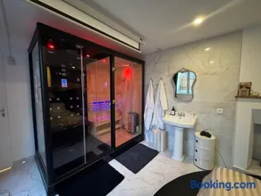 Le Cadre Noir Lux Spa, Sauna, Jacuzzi - Image 1