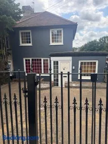 Flourish 3-bedrooms house, 2 bathrooms with WiFi & Netflix - Image 4