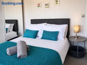 The Penthouse - Free Parking - Next to station - Image 3