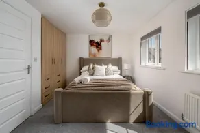 Opulent 3BR Home Near Bluewater I Free parking - Image 3