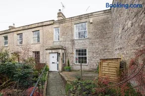 Churchill House - Two Bedrooms - Street Parking - Garden - Image 2