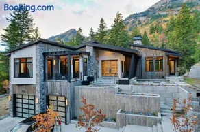 Modern 4BR Mountain Retreat BBQ Outdoor Dining - Image 1