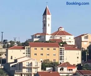 Villa Iris Apartments - Image 2