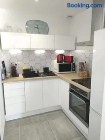 2 pièces en RDC climatisé avec terrasse et parking privé - Image 2