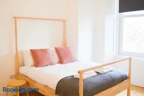Contemporary 1 Bedroom Edinburgh Flat - Image 2