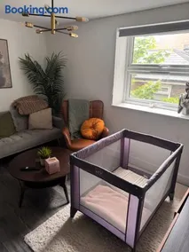 Stunning Modern 2 bed, 2 bath apartment with parking space - Image 2