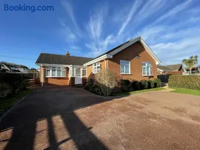 Dassia-Rural Bungalow, Dog Friendly with Hot Tub Near Gurnard - Image 2