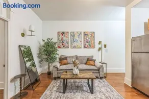 Charming 1BR in Center City that Sleeps 4 with Fast WiFi - Image 3