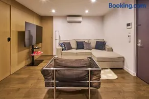 Modern 2 Bedroom Retreat in Downtown Manhattan - Image 2