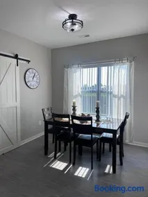 Spacious 3 bed 2 bath with King Master in Sycamore - Image 2