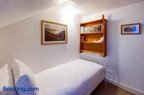 Cosy Cottage with free on street parking - Image 3