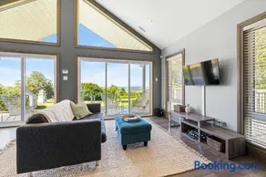 Sea La Vie 4 Bed Cottage with Ocean Views - Image 1