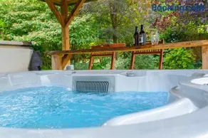 Seven Space - 7 Bedroom Home with Large Garden & Hot Tub - Image 3