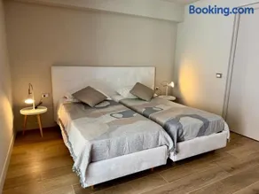Lovely house with swimming pool and tennis court - Image 2