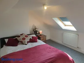 Quaint cottage near to town, beach and station - Image 1