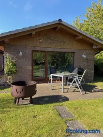 Bungalow im Garten in Wiek - ruhig im Grünen mit Grill - Image 2