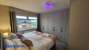 3 Bedroom 4 Beds Cozy Home with Free Parking Contractors Welcome - Image 1
