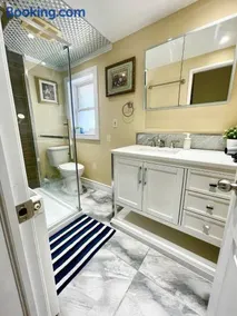 Bright&Modern Space Perfect for couple and Family Step to public transit in Toronto - Image 5