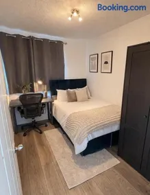 Modern 2 bed apartment & free parking - Image 3