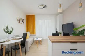 Green Apartment in Warsaw with Parking, Bathtub and Desk for Remote Work by Noclegi Renters - Image 2