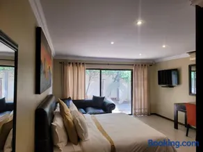 UNI Guesthouse - Image 2