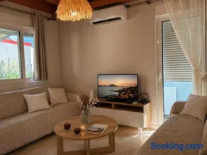 Wooden Loft 3min Walk to Beach - Image 2