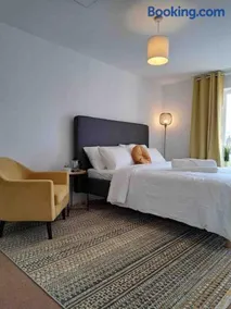 Spacious 4 Large Bedrooms Thurrock Grays 3 baths 1 ensuite Netflix Free Parking - Image 1