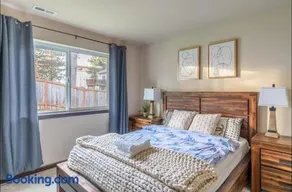 Lynnwood Stunning Newly Build Home - Image 3
