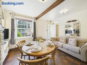 Romantic Cottage in the Cotswolds with Private Parking and WiFi - Image 3