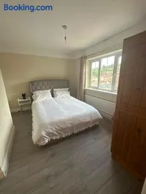 luxury 3BR Free parking WiFi minutes to town - Image 3