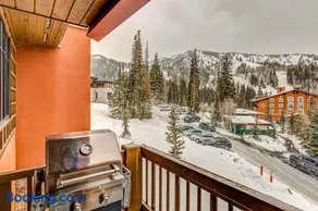 Resort Townhome with Deck Grill Fireplace WiFi Shared Pool & Hot Tub-Sauna - Image 4