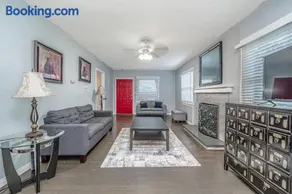 Charming Monrovia Bungalow Near Pasadena and LA - Image 4