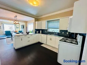 3-Bedroom, Private Backyard, Historic, Prime Location - Image 2