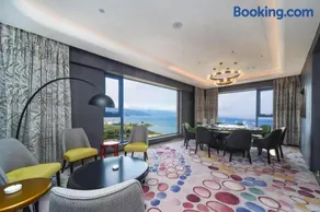Dolphin Bay Hotel - Image 2