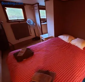B3 Bed & Breakfast Boat - Image 2