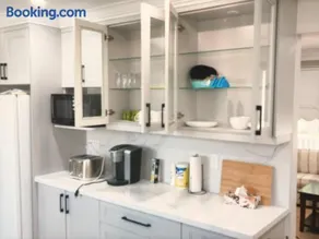 Spacious 3BR Family Home near Fairview Mall - Image 3