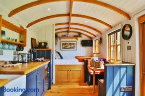 FLORA Luxury Retreat, Private Garden, Views & Hot Tub - Image 2