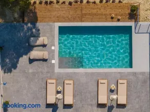 OliveΒayVilla - Image 2